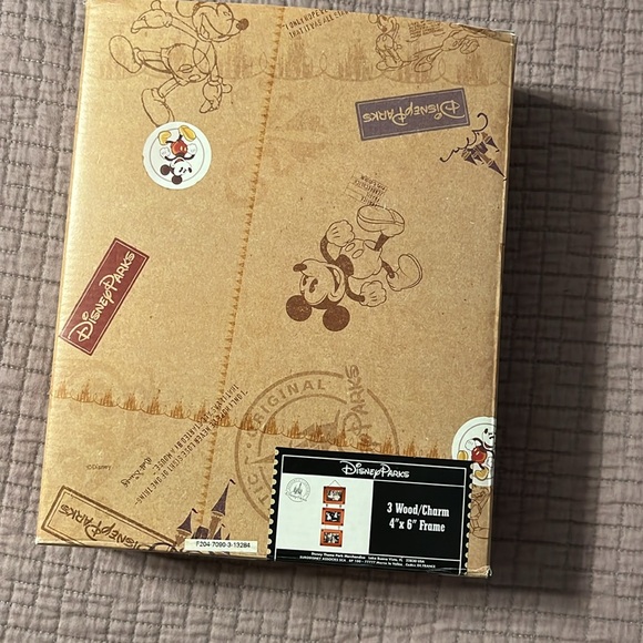 Disney parks three wood/charm 4 x 6 frame.
Brand new inbox - Picture 5 of 5